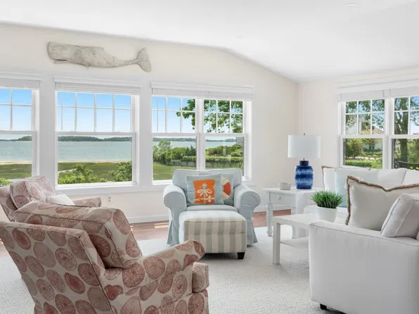 21 Glenwood St, West Yarmouth, MA 02673