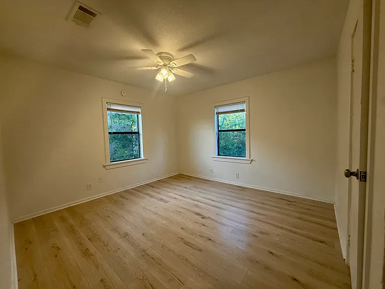 620 W Avenue B — Photo 39