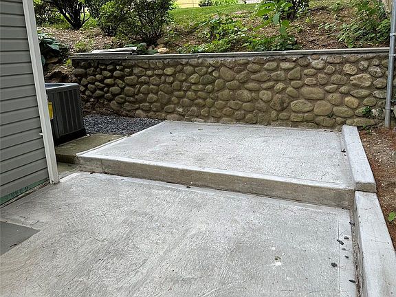 5th image of 162 Spring Rd