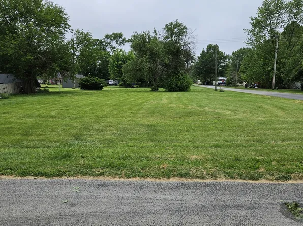 302 E Market St, Sidell, IL 61876