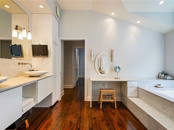 4th image of 975 Riomar Dr