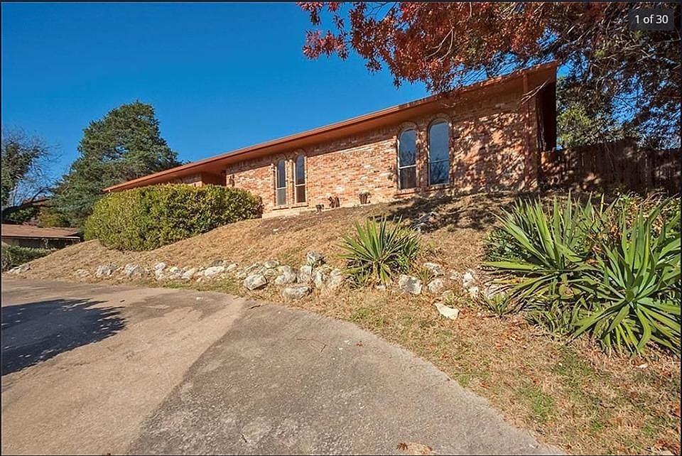 1st image of 425 Lakewood Dr