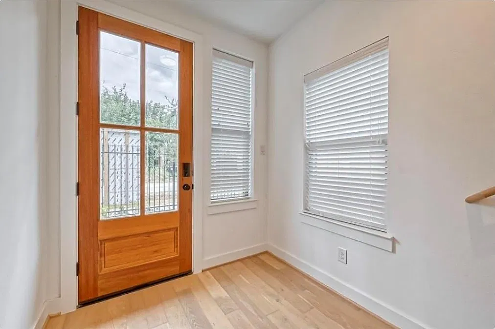 3 bed, 3.5 bath, 2041 sqft, $2,800 — Photo 2