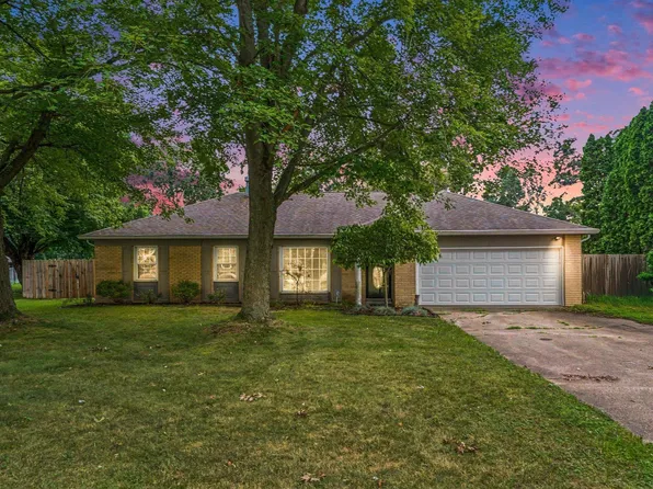 30798 Oakcrest Dr, Granger, IN 46530