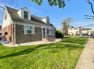 650 6th Pl, Garden City, NY 11530