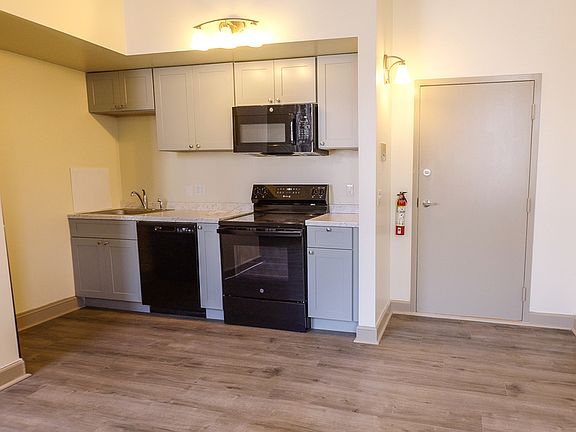 2nd image of 260 College St #6