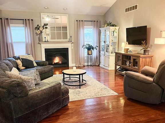 3rd image of 4800 Longfellow Dr