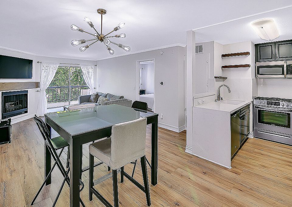 1st image of 5530 Owensmouth Ave APT 208