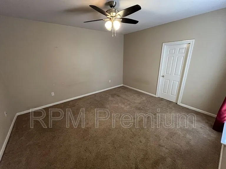 5557 Arialo Dr — Photo 32