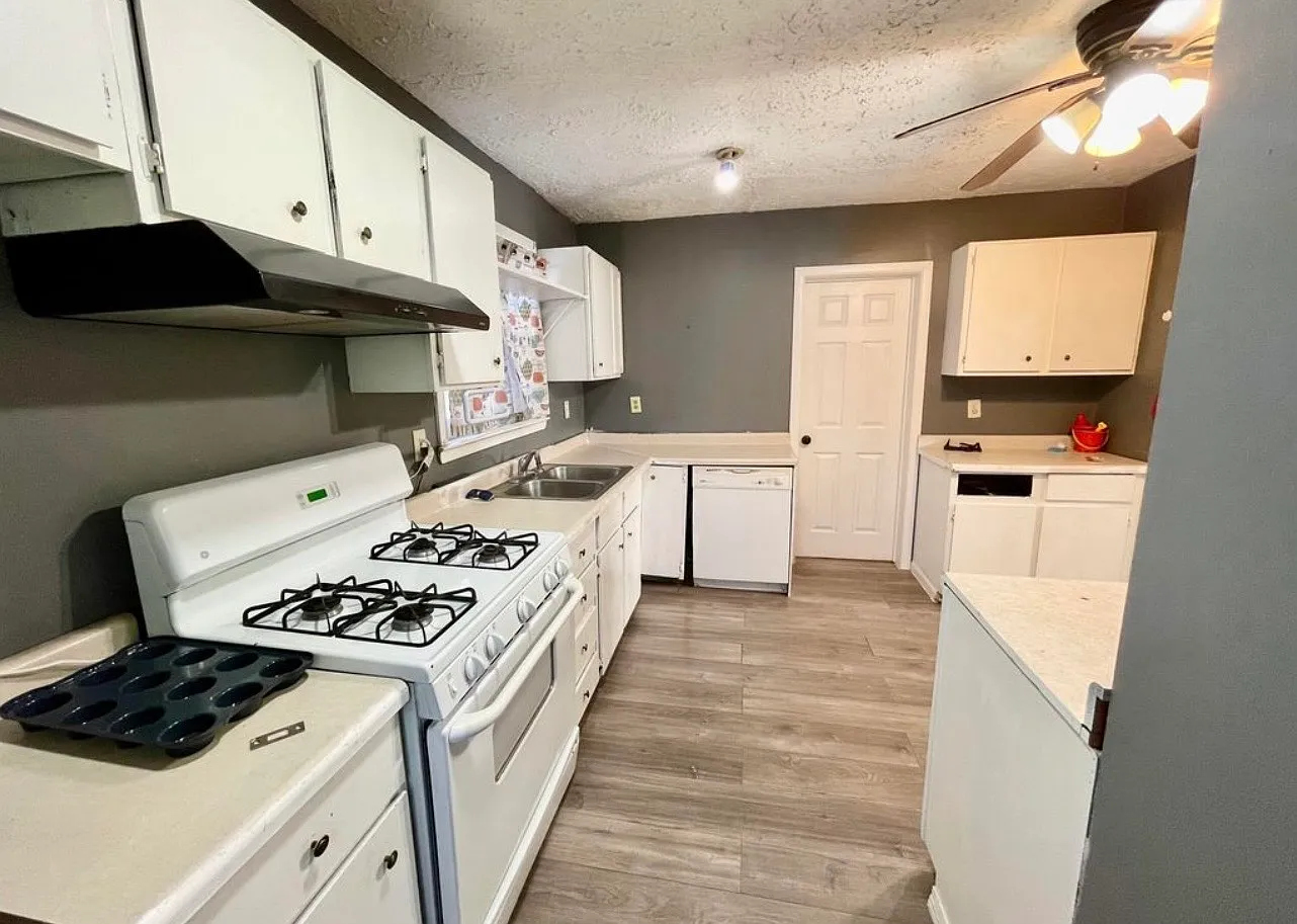4 bed, 1.5 bath, 1344 sqft, $1,800 — Photo 2