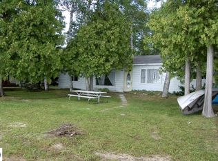 14315 Birch Pointe Dr, Kewadin, MI 49648