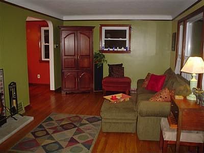 THE LARGE LIVING AREA GREETS YOUR GUESTS AND FAMILY.