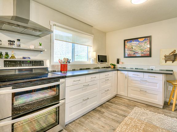 2nd image of 102 Cove Ct