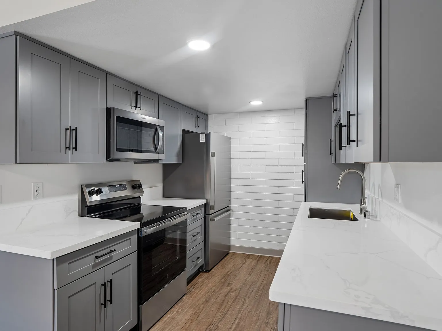 Sunset East Apartments — Photo 2