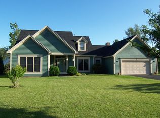 7 Folkestone Ln, Penfield, NY 14526