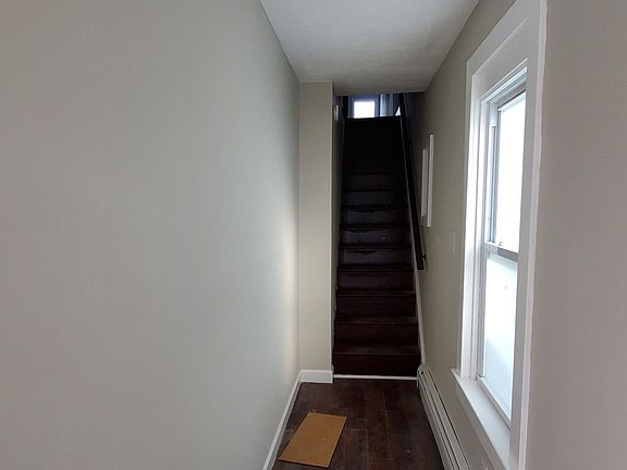 Entrance hallway towards the apartment upstairs