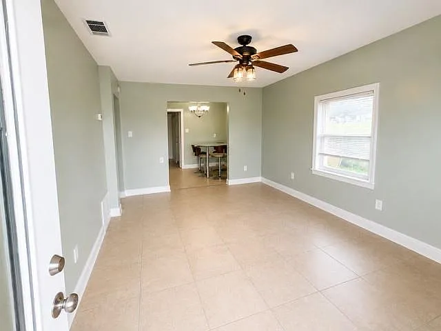 3 bed, 2.0 bath, 1300 sqft, $1,700 — Photo 2