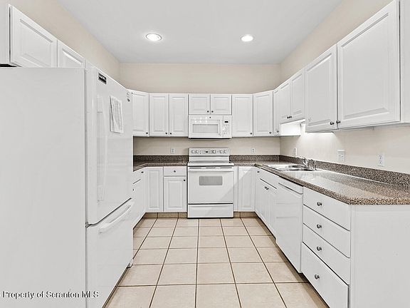 4th image of 50 Parkland Dr