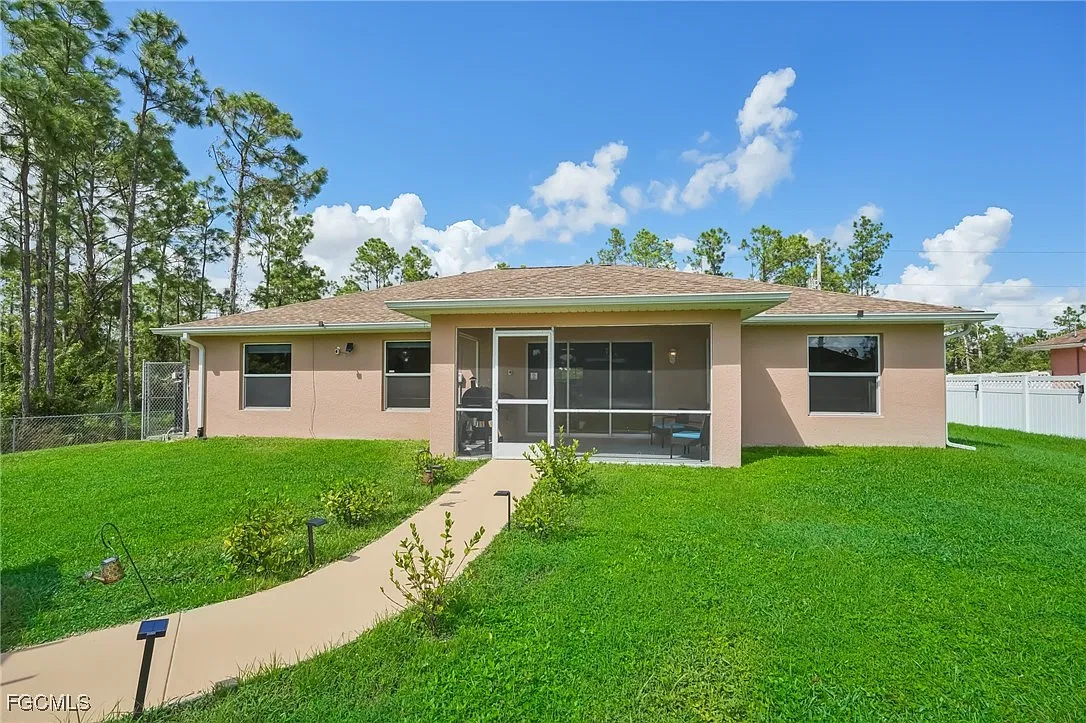 4 bed, 2.0 bath, 1838 sqft, $3,850 — Photo 4