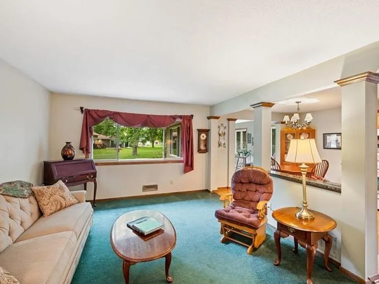 10414 Valley Forge Ln N — Photo 4