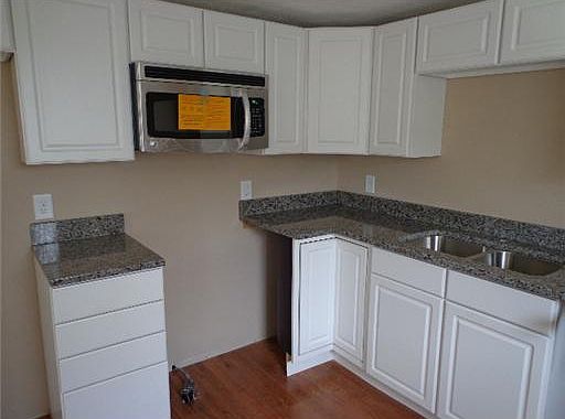 4th image of 405 Julia St