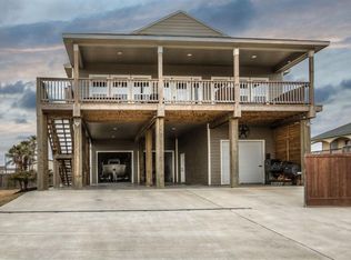 939 8th St, San Leon, TX 77539