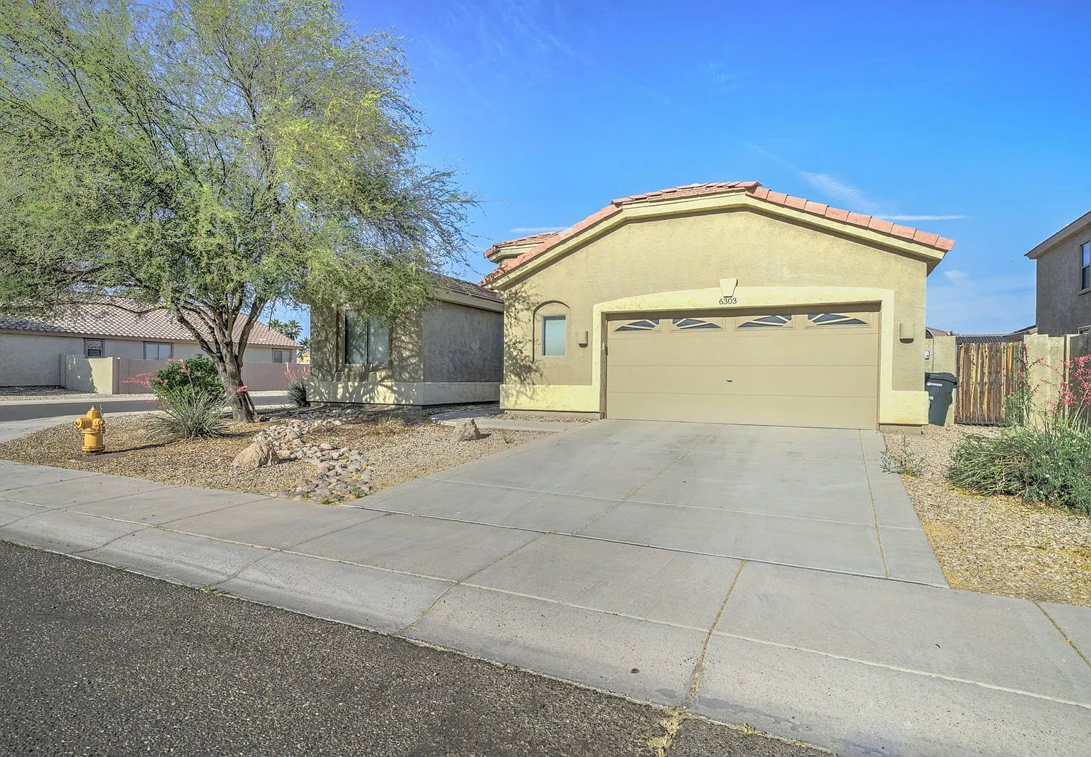 3 bed, 3.0 bath, 2092 sqft, $2,500 — Photo 2