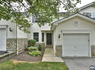 7 Meadow Lakes Dr, Hamburg, NJ 07419