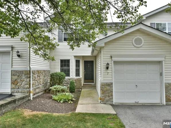 7 Meadow Lakes Dr, Hamburg, NJ 07419