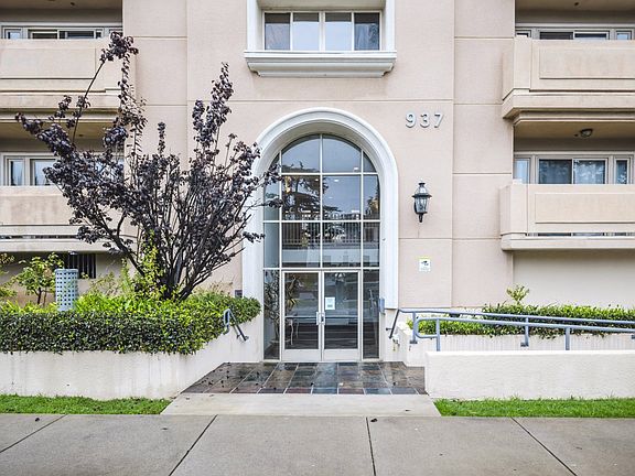 3rd image of 937 12th St APT 208