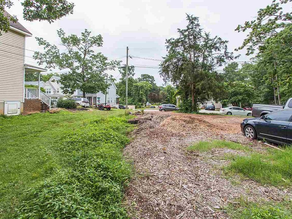 2nd image of 2404 Hinton St #25