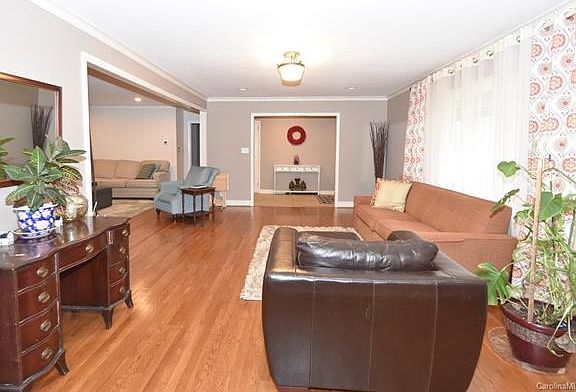 3rd image of 400 Brackenbury Ln