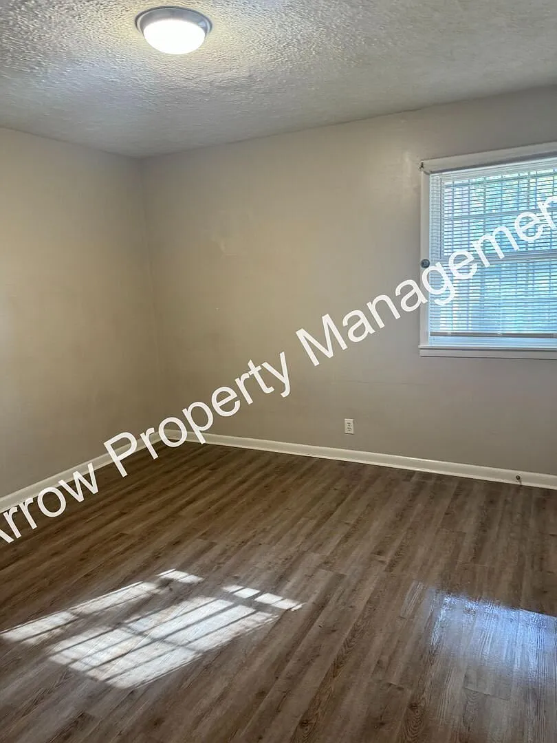 Great 2 Bedroom Home in Madison! — Photo 4