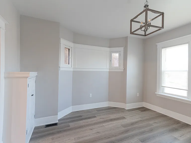 2225 Bensonia Ave — Photo 25