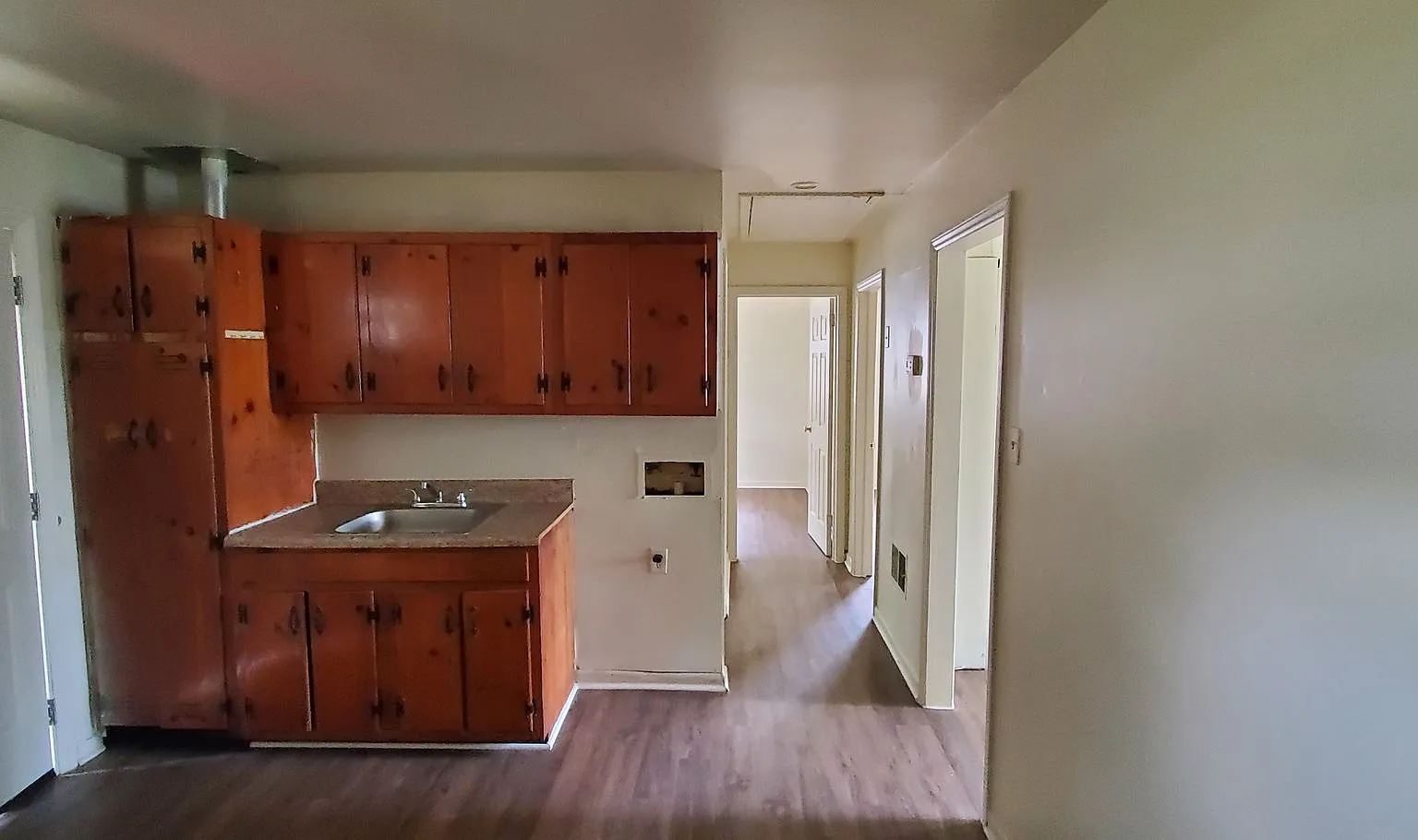 2 Bedroom 1 Bathroom Duplex — Photo 2