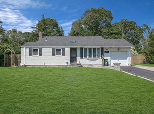 940 Gardiner Dr, Bay Shore, NY