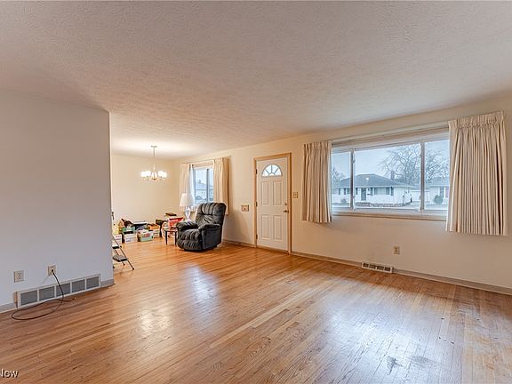 5th image of 24651 Russell Ave
