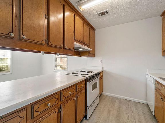 5th image of 2614 Shore Wood Ct NE