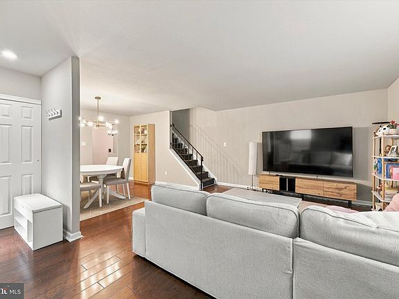 3rd image of 1368 Arundel Way