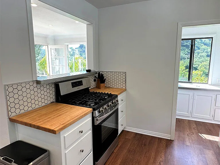 2400 Benedict Canyon Dr — Photo 25