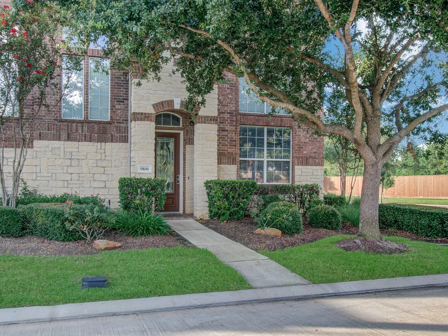 3 bed, 2.5 bath, 2417 sqft, $2,500 — Photo 2