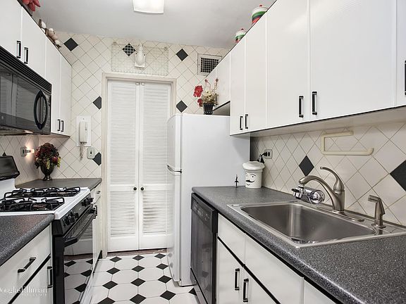 4th image of 136 E 56th St APT 6H