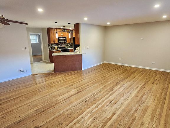 3rd image of 1113 Holiday Ln #6-DES
