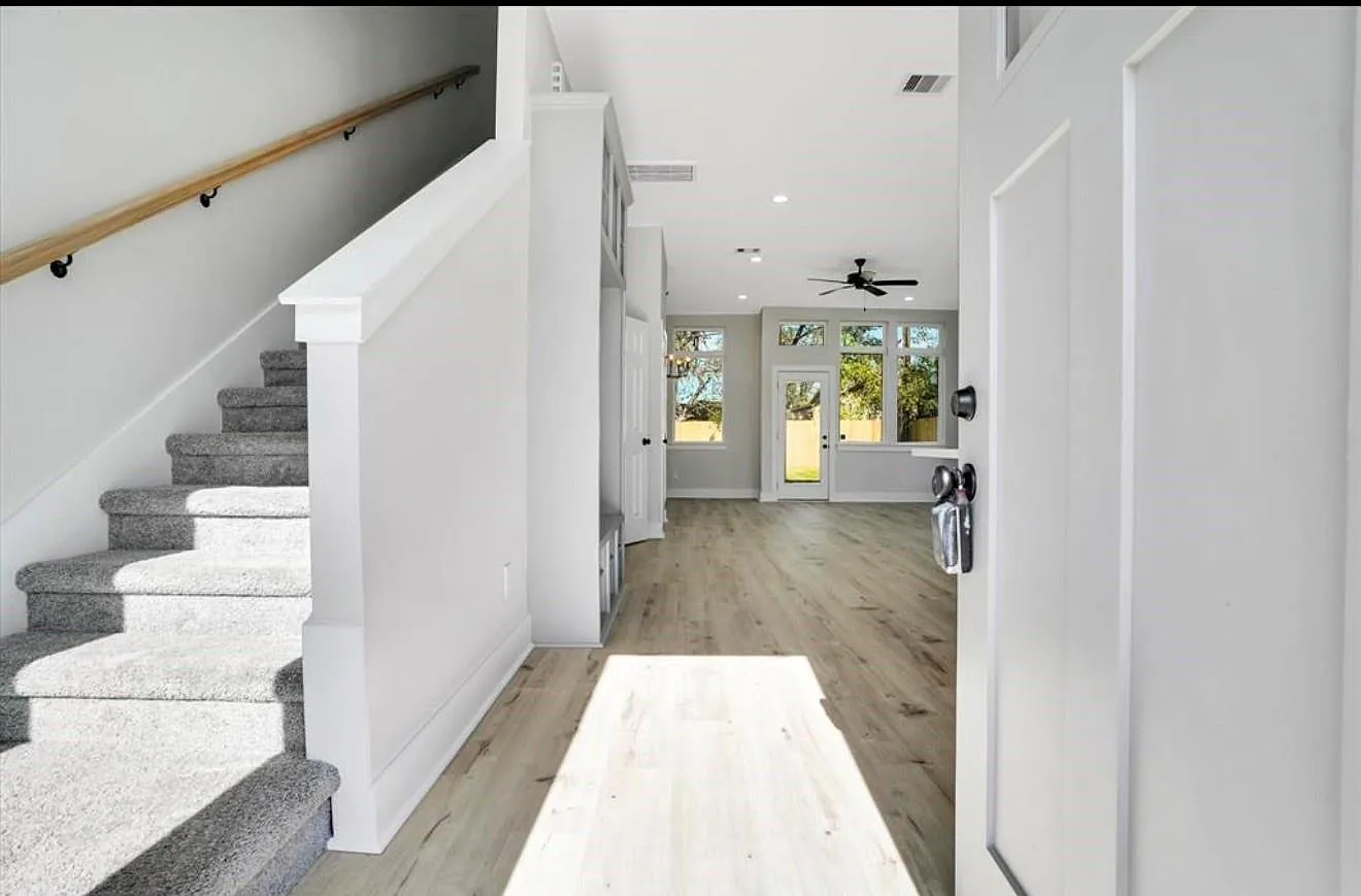 3 bed, 2.5 bath, 3008 sqft, $2,250 — Photo 2