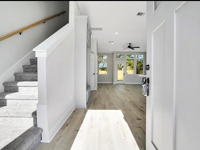 805 Granville Dr — Photo 2