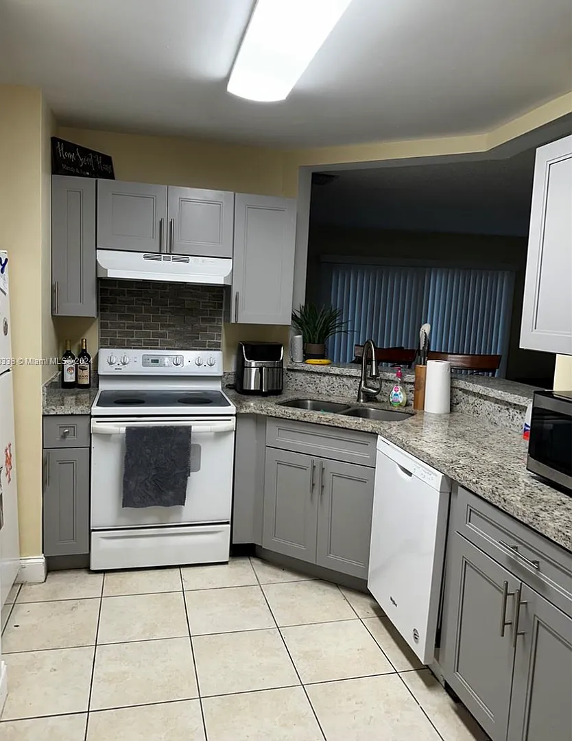 2-bedroom, 2-bathroom condo in a well-maintained gated community, featuring a spectacular direct ... — Photo 2