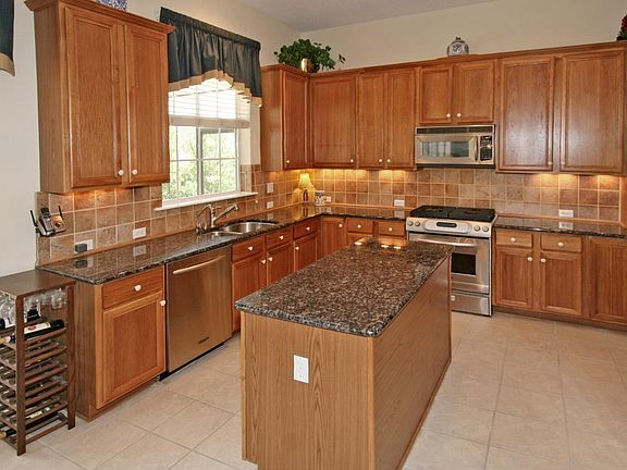 5th image of 824 Eagle Point Dr