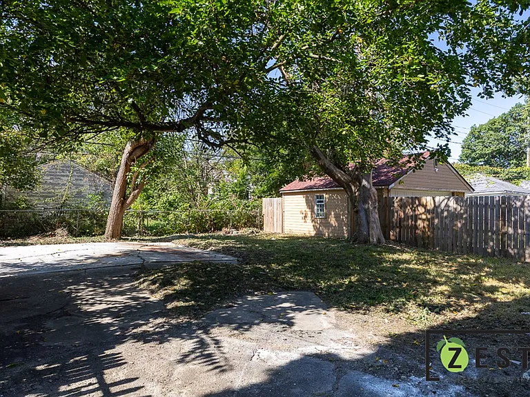 5235 Chatsworth — Photo 24