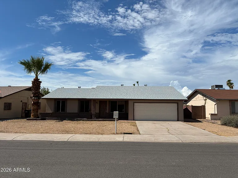 602 W Wickieup Ln — Photo 1