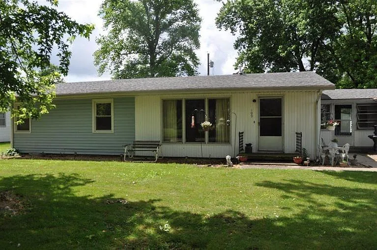 109 E Washington St photo 1